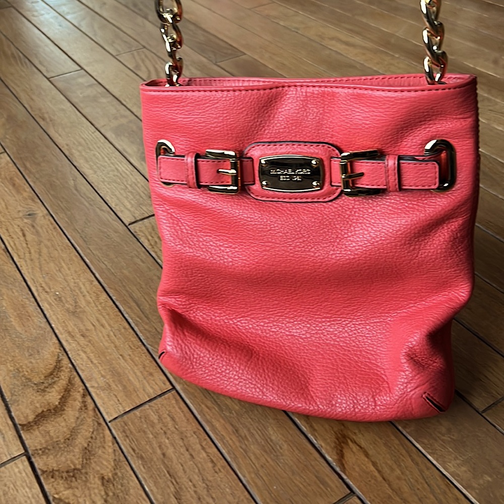 EUC Michael Kors Coral & Gold 9” Adjustable Strap Crossbody Purse